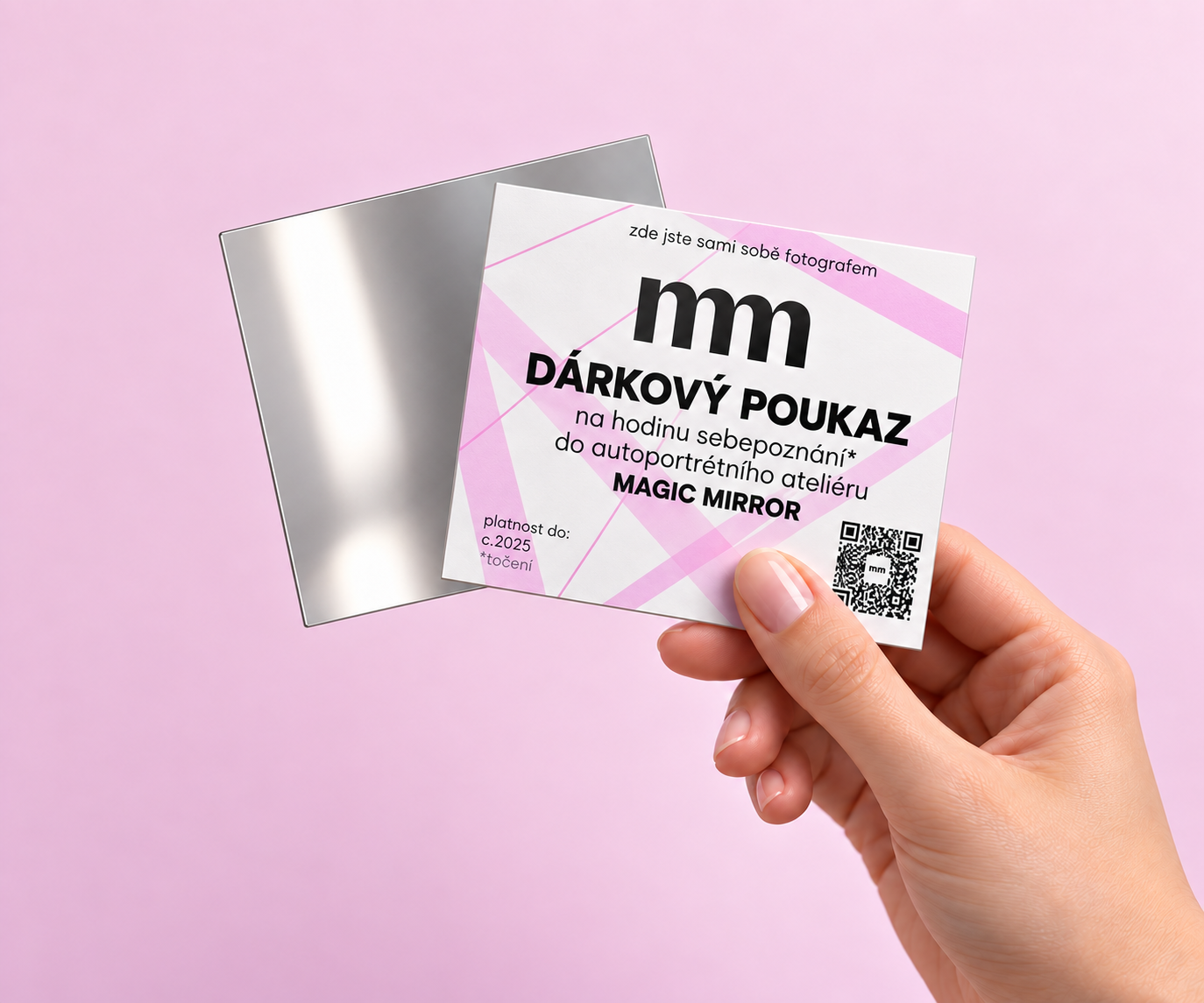 Ilustrační vizualizace ruky se dvěma poukazy: potištěná přední a zrcadlová zadní strana